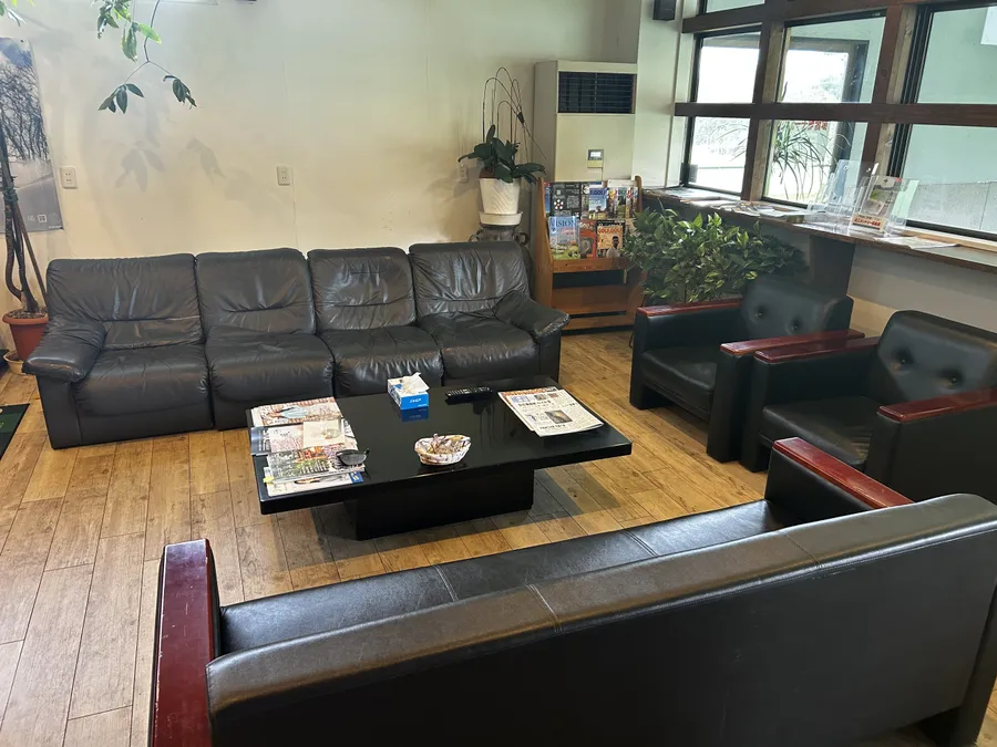 アットホームな雰囲気の受付・休憩スペース