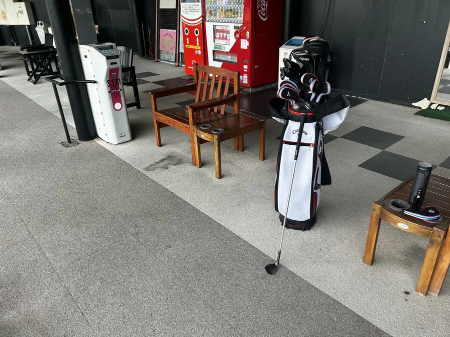 比較用のリニューアル前の温かみのある木のベンチ