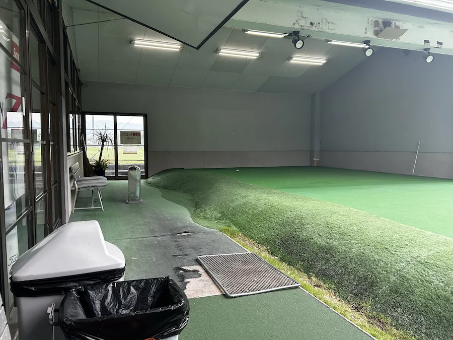 半分屋根付きの本格的なパター練習場