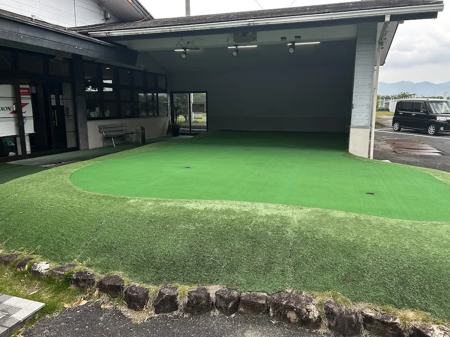 複雑な傾斜と4つのカップがあるパターグリーンの様子