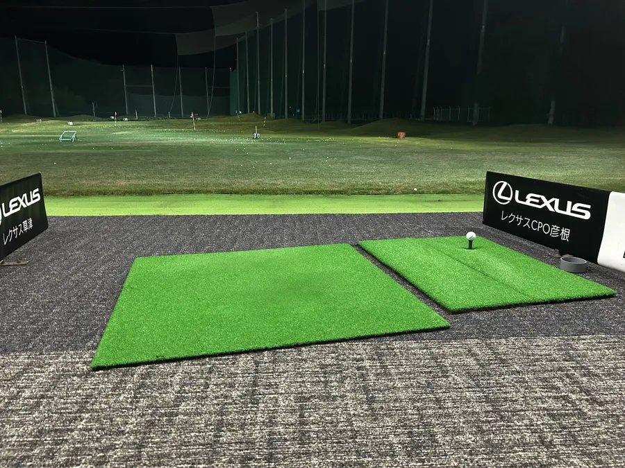 新しい打席から見える開放的なフェアウェイの景色